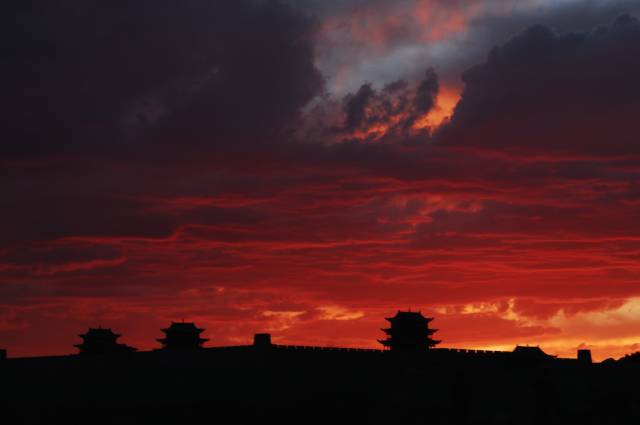 炫酷！烽火连城点燃嘉峪关戈壁夜跑显豪情！